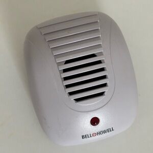 Ultrasonic pest repeller